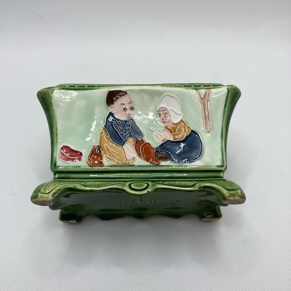 Antique Majolica Humidor Box and Majolica Book: Humidor is Featured on page 62 - Picture 4 of 11